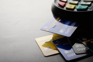 How does exhausting credit card limit impact credit score?